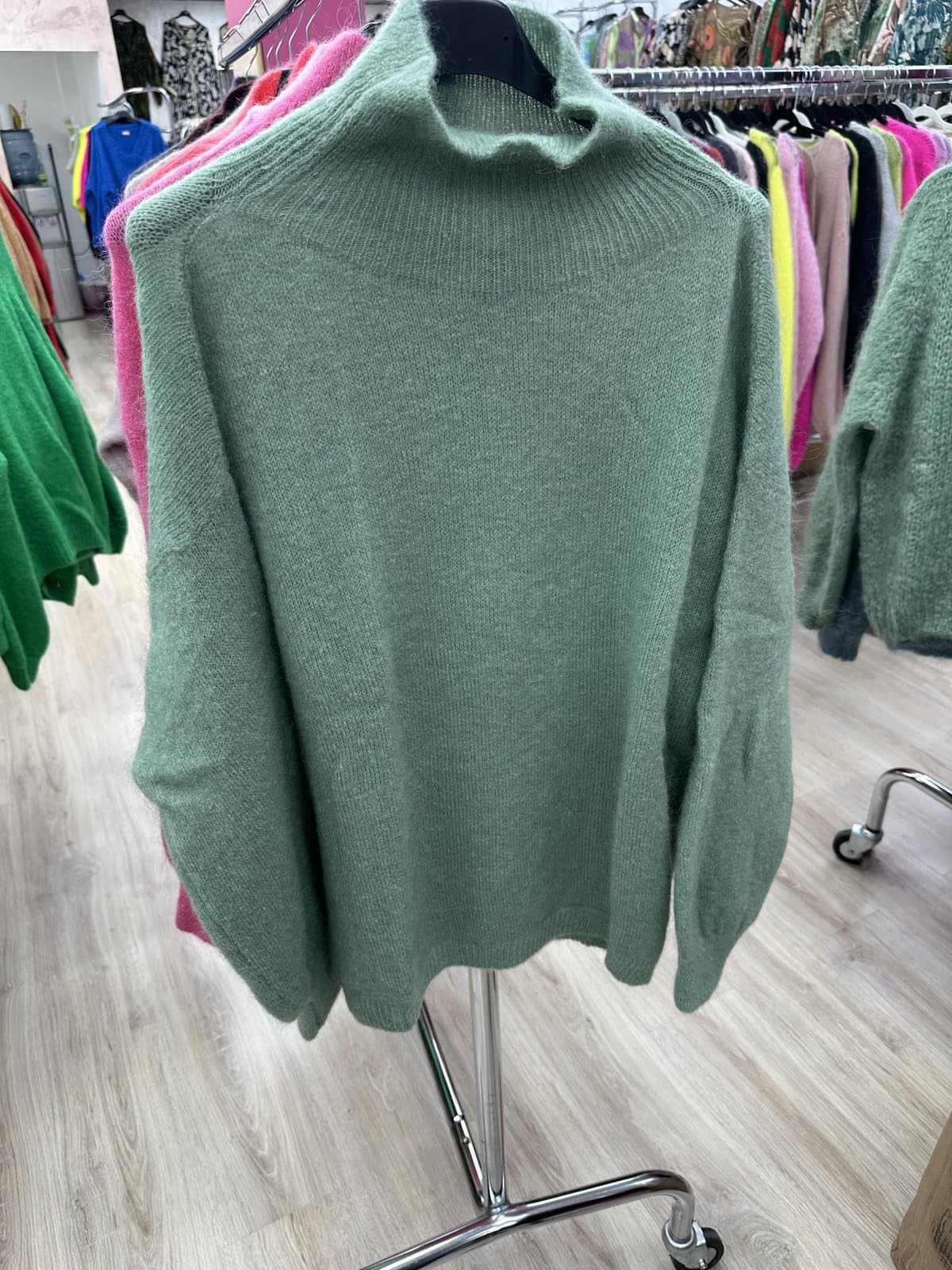 Szałwiowy sweter z golfem
